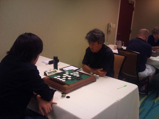 Playing Othello against former world champion
Kunihiko Tanida.